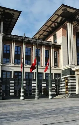 Mısır için Türk bayrakları yarıya çekildi