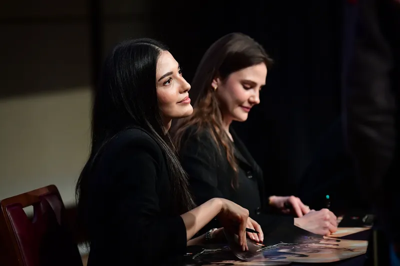 kurulus-orhana-kulliyede-buyuk-ilgi-hayranlar-imza-gunune-akin-etti-1773648120064.jpg Kuruluş Orhan’a Külliye’de büyük ilgi | Hayranlar imza gününe akın etti-4