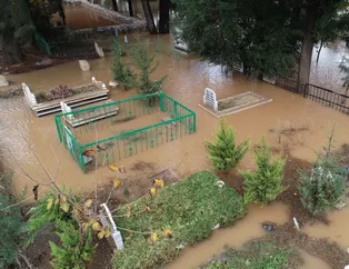 Adana 4 gün felaketi yaşadı! Mezarlık sular altında kaldı