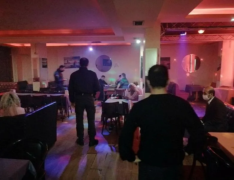 Müzikholde akılalmaz görüntü! Polisten kaçamadılar