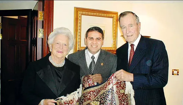 kapalicarsida-bill-clinton-baba-ogul-bush-demi-moore-bruce-willis-ben-affleck-gibi-isimlere-hali-satan-hakan-e-1658902687576.jpg Kapalıçarşı'da Bill Clinton baba-oğul Bush Demi Moore, Bruce Willis, Ben Affleck gibi isimlere halı satan Hakan Evin saldırıya uğradı-6