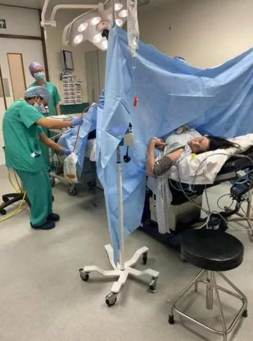 sezaryenle-dogum-yaparken-kanser-teshisi-kondu-hayatinin-sokunu-yasadi-1726507917478.jpg Sezaryenle doğum yaparken kanser teşhisi kondu! Hayatının şokunu yaşadı-2