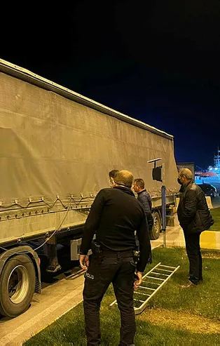 Çanakkale'de umuda yolculuk kısa sürdü! TIR dorsesinde yakalandılar