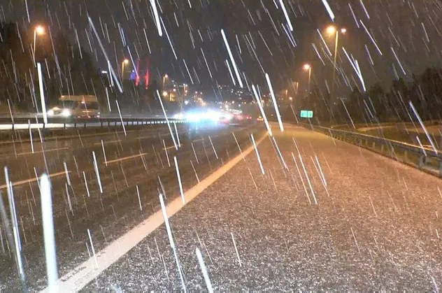 SON DAKİKA: İstanbul'da kar yağışı başladı! Yola çıkacaklar dikkat: Meteorolojiden kritik uyarı | İşte il il 24 mart hava durumu raporu