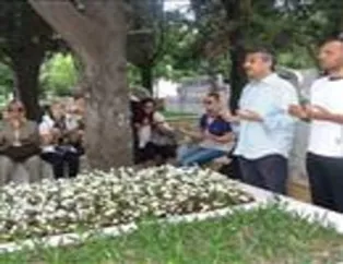 Sunal, mezarı başında anıldı