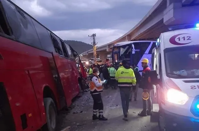 Akkuyu Nükleer Güç Santrali'nde çalışan işçileri taşıyan işçi servisleri kafa kafaya çarpıştı