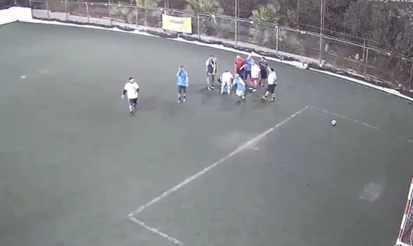 hali-sahada-kalp-krizi-gecirdi-olum-anlari-kamerada-1637416052133.jpg Halı sahada kalp krizi geçirdi! Arkadaşları yardım etti ama...-2