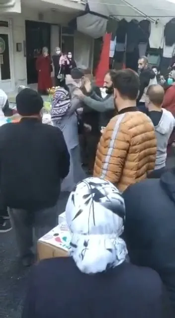semt-pazarinda-hirsizlik-yaparken-yakalanan-kadinlar-esnafa-saldirdi-1637043986995.jpg