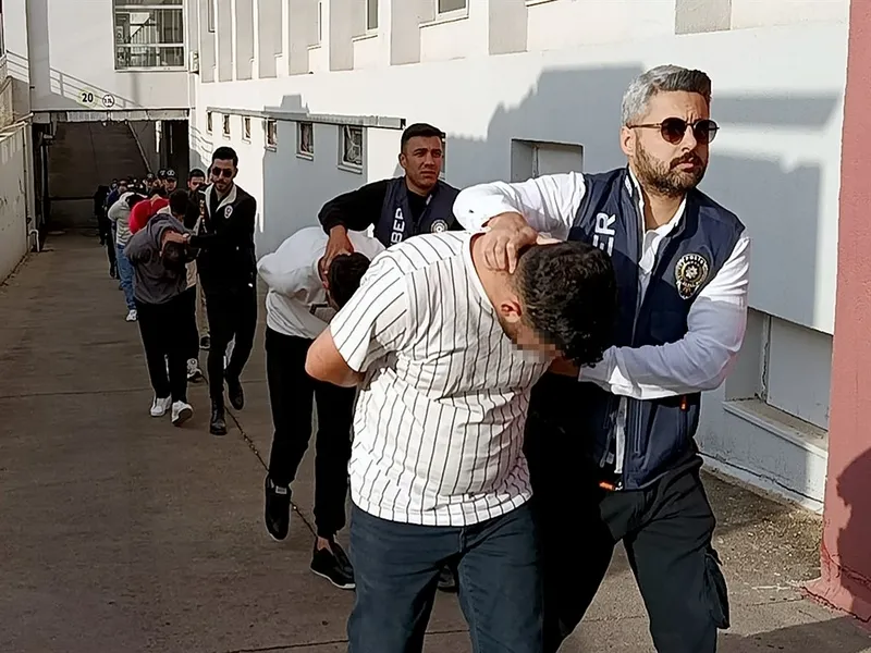 sazan-sarmali-yontemiyle-dolandirdi-birbirinize-zarar-vermeyin-mesaji-ile-helallik-istedi-1763190497313.jpeg Sazan sarmalı yöntemiyle dolandırdı: "birbirinize zarar vermeyin" mesajı ile helallik istedi-3