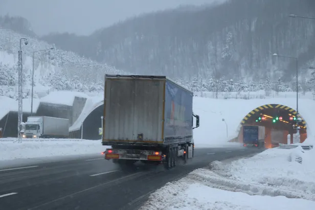 Bolu Dağı'nda ağır araçların geçişine 15 saattir izin verilmiyor-5