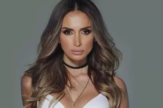 Şarkıcı Emina Jahovic Kandil'i İstanbul camilerinde geçirdi