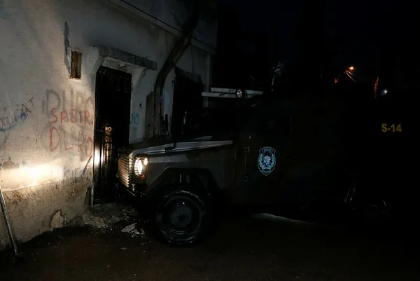 zirhli-aracla-kapi-acildi-adanada-safak-vakti-deas-operasyonu-1646114004717.jpg Zırhlı araçla kapı açıldı! Adana’da şafak vakti DEAŞ operasyonu-3