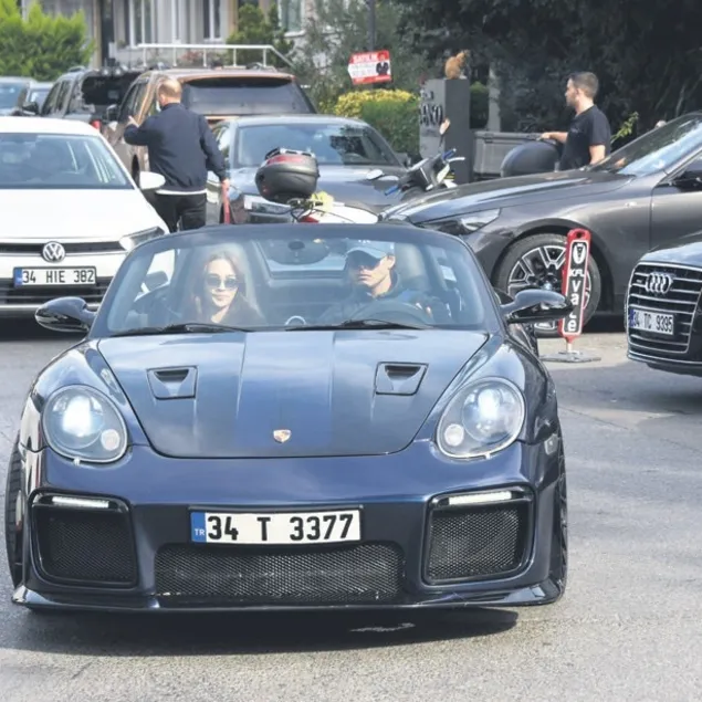 Mutluluktan etekleri zil çalıyor