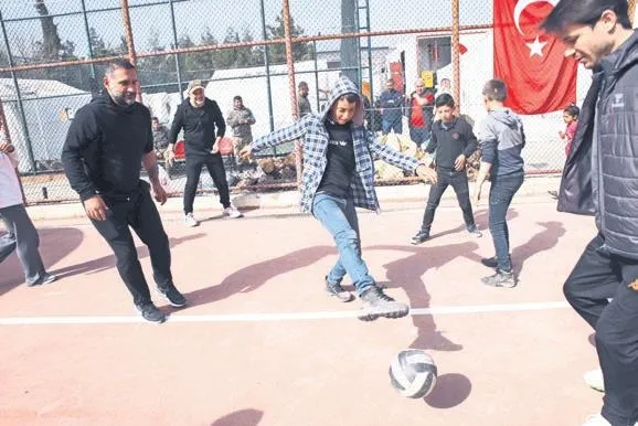 23-unlu-isim-gaziantepli-depremzede-miniklerle-bulustu-tamer-karadagli-umit-karan-umit-kantarci-1677705086440.jpeg 23 ünlü isim Gaziantepli depremzede miniklerle buluştu! Tamer Karadağlı, Ümit Karan, Ümit Kantarcı...-7