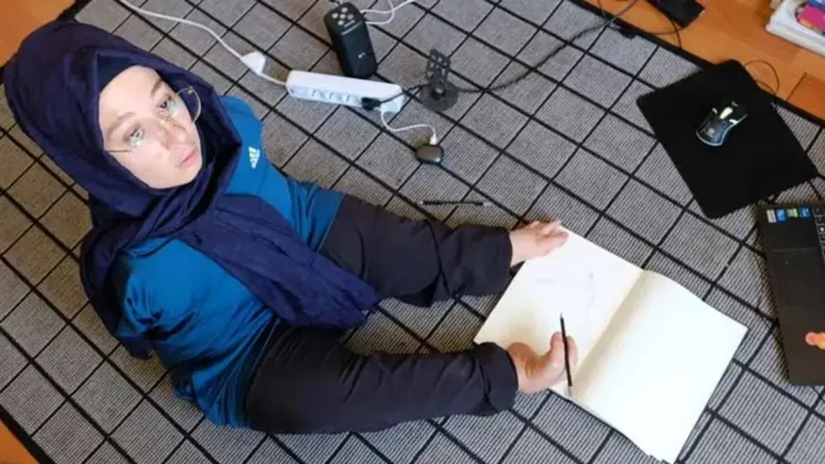 Kolları olmadan ayaklarıyla resim yaptı: Ayşe Yılmaz'ın azmi üniversiteye ve öğretmenliğe uzanan başarı hikâyesine dönüştü