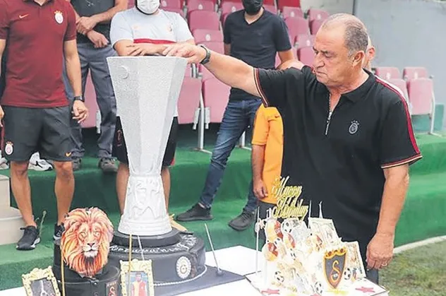Fatih Terim’e UEFA’lı kutlama