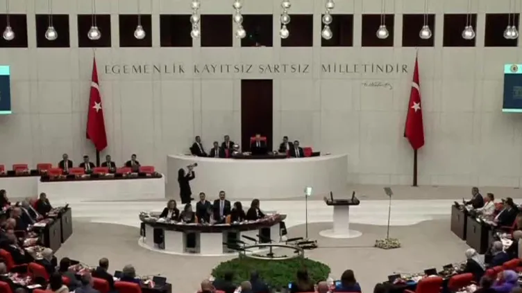 Emekliye en düşük 12.500 TL düzenlemesi TBMM’de kabul edildi! Sendikalı memurlara toplu sözleşme ikramiyesi