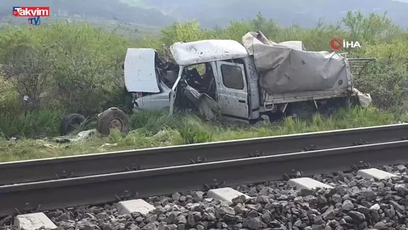 Raylarda dehşet: Tren kamyonete çarptı
