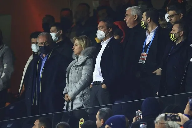 fenerbahce-taraftari-ve-ali-koc-arasinda-ipler-gerildi-sozunu-tut-istifa-et-1640041912512.jpeg