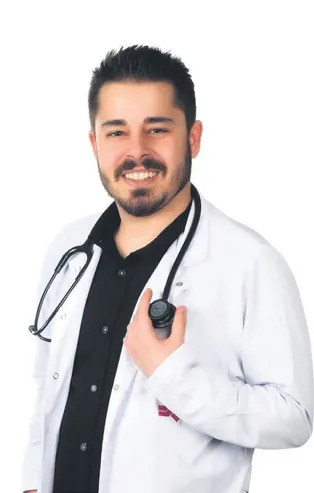 Dükkanın önünde oturan  Dr. Buğra Kaan Yücebaş, kamyonetin çarpması sonucu hayatını kaybetti