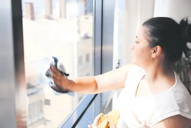 5 kez sildiği camı beğenmeyen ev sahibini şikâyet etti!-1