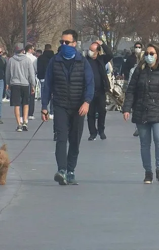 Koronavirüs değişti biz değişmedik! Ölümü hiçe sayıp gezintiye çıktılar...