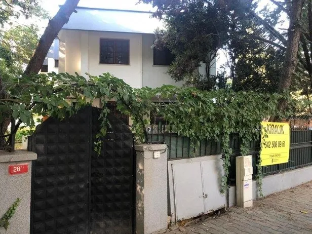 67-yasindaki-huseyin-merici-doverek-hastanelik-eden-halil-sezainin-oturdugu-villa-kiraliga-cikarildi-1600353678939.jpeg 67 yaşındaki Hüseyin Meriç'i döverek hastanelik eden Halil Sezai'nin oturduğu villa kiralığa çıkarıldı-2