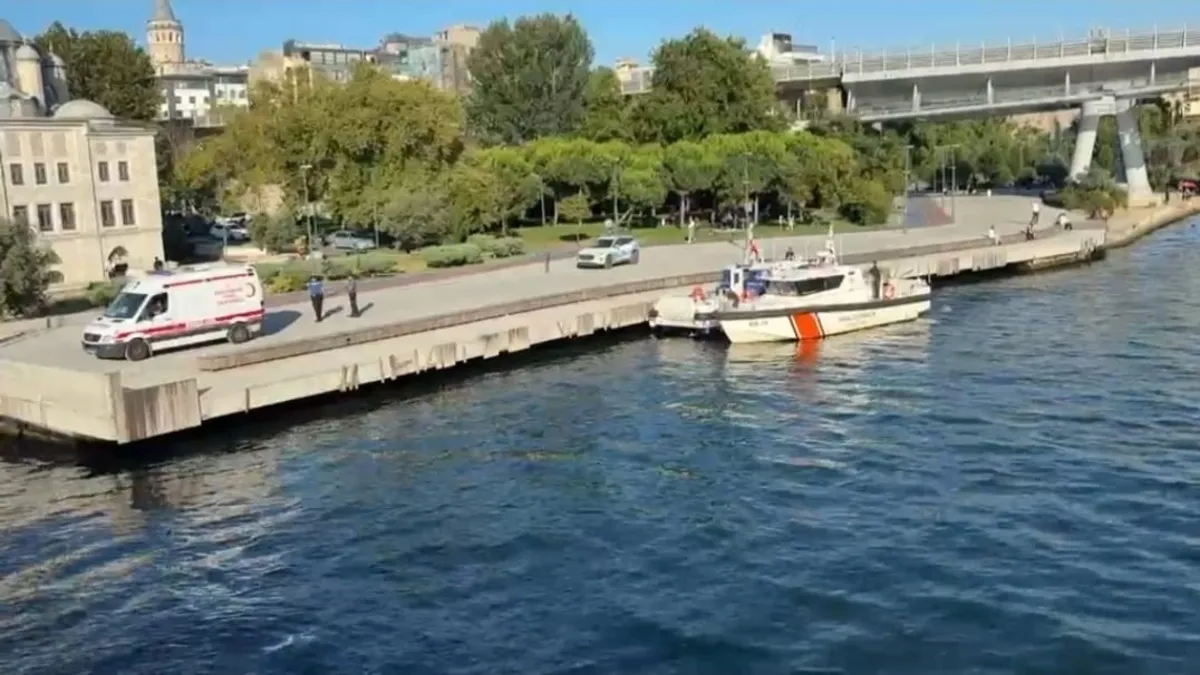 Haliç'te tur teknesi köprüye çarptı: Personel denizde ölü bulundu