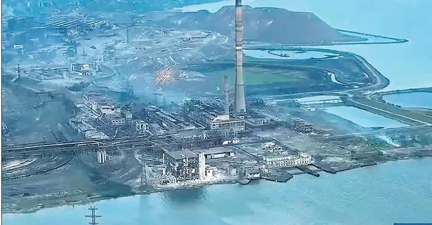 Rusya Mariupol’deki Azovstal çelik fabrikalarına fosfor bombası ile bombaladı