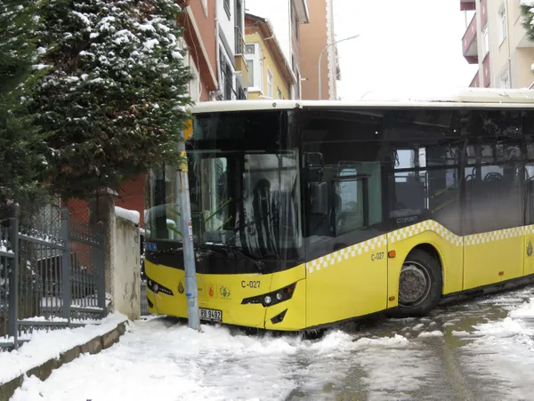 istanbulda-kar-firtinasi-araclar-yollarda-kaldi-iett-otobusu-gidebilsin-diye-yolcular-zipladi-1647156812997.jpg İstanbul'da kar fırtınası! Araçlar yollarda kaldı: İETT otobüsü gidebilsin diye yolcular zıpladı-6