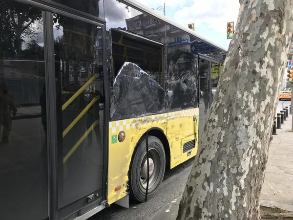 son-dakika-yine-iett-yine-kaza-iki-otobus-carpisti-2-yolcu-yaralandi-1633606578780.jpg SON DAKİKA: Yine İETT yine kaza! İki otobüs çarpıştı 2 yolcu yaralandı-4