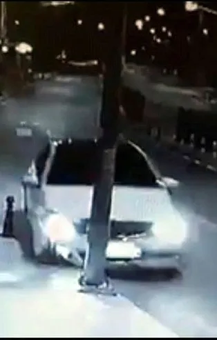 Muğla’nın Fethiye ilçesinde uyuyan sürücü aydınlatma direğini devirdi