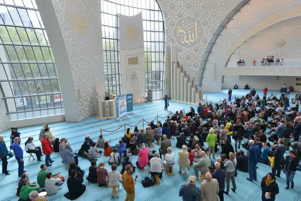 almanyadan-cesur-karar-koln-belediye-baskani-henriette-reker-irkcilara-ragmen-cuma-gunleri-ezan-okunmasina-onay-verdi-1634020028074.jpg Almanya'dan cesur karar! Köln Belediye Başkanı Henriette Reker ırkçılara rağmen cuma günleri ezan okunmasına onay verdi-4