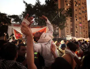 Darbeci ordu katliama başladı