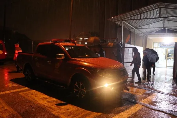 1671047006811.jpeg Alanya’da sağanak yağış sonrası evleri, iş yerlerini ve okulu su bastı-4