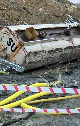 Başakşehir'de su tankeri devrildi!