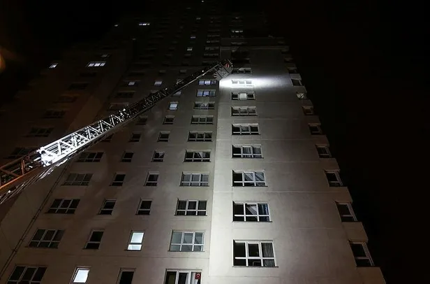 SON DAKİKA: Gece yarısı korku dolu anlar: 30 katlı binada yangın çıktı yüzlerce kişi tahliye edildi-3