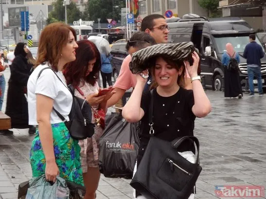 Meteoroloji uyarmıştı! Taksim’de vatandaşlar yağmura hazırlıksız yakalandı