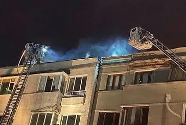 Beyoğlu’nda 5 katlı metruk binanın çatısı alev alev yandı