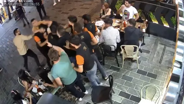istanbul-taksimde-meydan-kavgasi-restoran-calisanlari-yan-masada-oturan-3-kadina-laf-atan-2-yabanci-uyrukluyu-tekme-tokat-dovdu-1627281035633.jpg