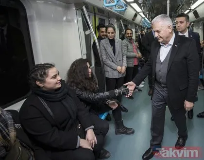 Binali Yıldırım Marmaray’da vatandaşlarla sohbet etti