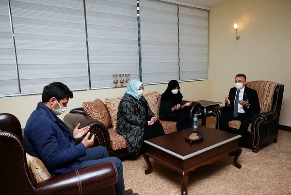 cumhurbaskani-yardimcisi-fuat-oktay-sehit-korgeneral-osman-erbasin-ailesine-taziye-ziyaretinde-bulundu-1615568632569.jpg Cumhurbaşkanı Yardımcısı Fuat Oktay, şehit Korgeneral Osman Erbaş'ın ailesine taziye ziyaretinde bulundu-2