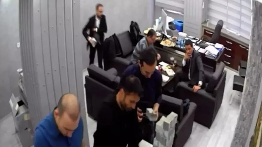 ibb-davasinda-mahkeme-sordu-sivaci-adem-soyketin-onayladi-rusvet-baskanim-rusvet-sistemin-soru-cevabi-takvimde-1777403492963.jpeg İBB davasında mahkeme sordu sıvacı Adem Soytekin onayladı: Rüşvet başkanım rüşvet | SİSTEM'in soru-cevabı TAKVİM'de-3