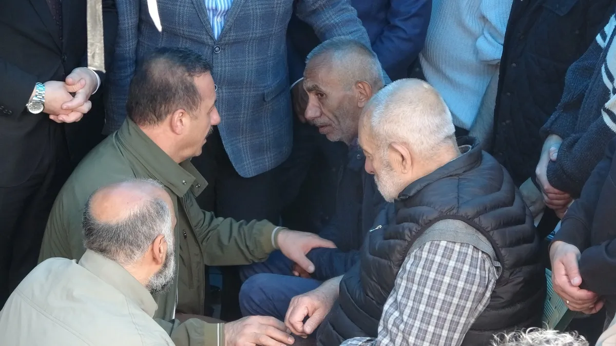 bayram-yolculugu-faciayla-son-buldu-5-kisi-topraga-verildi-1779713864152.jpeg Bayram yolculuğu faciayla son buldu: Giresun'da aynı aileden 5 kişi son yolculuğuna uğurlandı-6