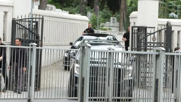 Başkan Erdoğan anne ve babasının kabrini ziyaret etti-1