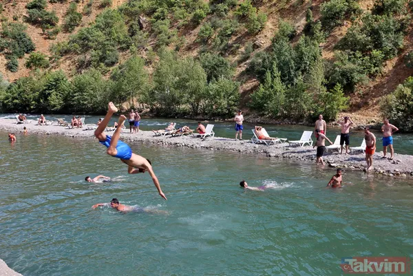 Hava sıcaklığı 40 dereceye ulaştı! Tunceli'de Munzur Nehri kıyısı Bodrum'u aratmadı - 3