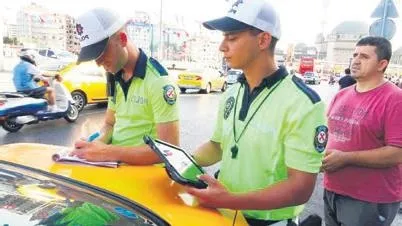 sari-bela-600-liralik-mesafeye-3-bin-500-lira-istedi-taksimetre-acmayan-taksici-trafikten-men-edildi-1695602676105.jpeg Sarı bela! 600 liralık mesafeye 3 bin 500 lira istedi: Taksimetre açmayan taksici trafikten men edildi-3