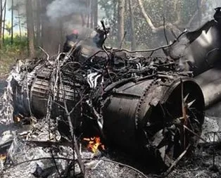 F-16 ile yolcu uçağı havada çarpıştı