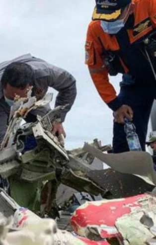 Endonezya’daki uçak kazasında son dakika gelişmesi! Kara kutu denizden çıkarıldı