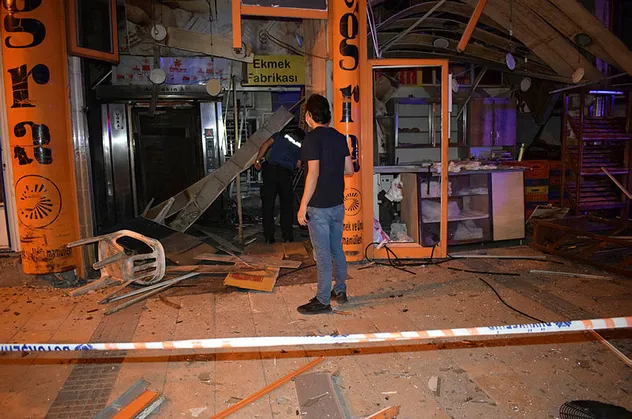 Malatya'da korkutan patlama! Ortalık savaş alanına döndü mahalleli sokağa döküldü